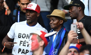 Antoine Fassou Pogba au milieu de ses deux fils Florentin (gauche) et Mathias, lors d'un match du troisième Paul avec la France