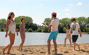 La baignade interdite, certains ont préféré jouer plutôt que de bronzer.