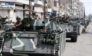 Les combats entre partisans sunnites de la majorité antisyrienne, au pouvoir à Beyrouth, et des Alaouites, branche dissidente des chiites, loyale au Hezbollah, le principal parti de l'opposition soutenu par la Syrie et l'Iran, se sont calmés en milieu de matinée dimanche et l'armée s'est déployée à l'entrée nord de Tripoli.
