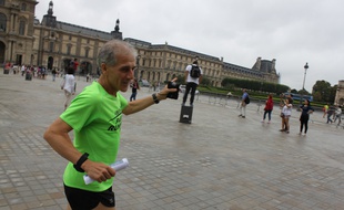 Tous les jours de l'année, Jean-Charles Sarfati propose aux touristes de découvrir Paris en petite foulée.