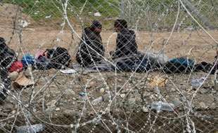 Des migrants pakistanais à la frontière gréco-macédonienne près du village d'Idomeni, le 29 février 2016