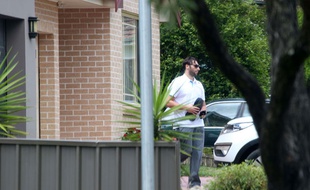 Ian Thorpe devant la maison de ses parents à Sydney, le 2 février.