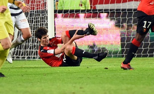 Le Rennais Yoann Gourcuff à terre à la suite de son choc avec Cheikh M'Bengue, le 9 janvier contre Lorient.