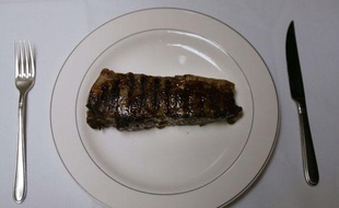 Une assiette de viande.