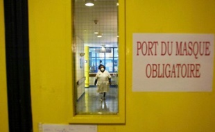 Les autorités sanitaires craignent qu'un ancien voisin de chambre du premier malade français atteint du nouveau coronavirus et un médecin aient à leur tour été contaminés, et tous deux ont été hospitalisés à Lille et à Tourcoing.