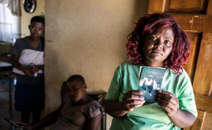 Le 12 février 2016 à Parys, en Afrique-du-Sud, Jamina Tangasha tient une photo de son frère assassiné, Seun Tangasha