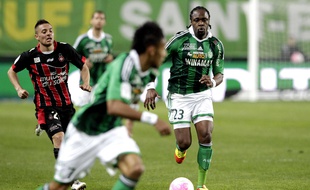 Albin Ebondo sous le maillot de l'ASSE face à Nice en Ligue 1, le 31 mars 2012 à Saint-Etienne.