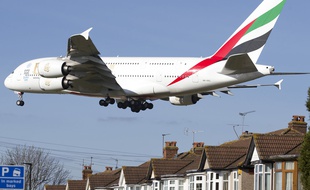 Un avion de la compagnie Emirates au dessus de Londres.