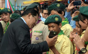Le Premier ministre cambodgien Hun Sen avec les scouts, le 7 janvier 2016 à Phnom Penh