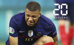 Le footballeur Kylian Mbappé souffrant de crampe lors de l'Euro 2020, face à la Suisse, le 28 juin 2021 à Bucarest en Roumanie