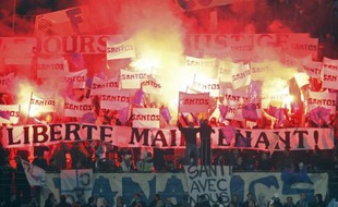 Les supporters marseillais brandissant leurs banderoles de soutien à Santos Mirasierra, lors du match face à Lorient, le 15 novembre 2008.
