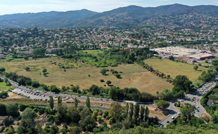 Vue aérienne des vergers de Minelle, entre le riou de l'Argentière et le centre commercial Géant Casino