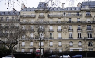 Dans le cadre de l'affaire dite des "biens mal acquis" par des chefs d'Etat africains, deux juges d'instruction et des policiers ont entamé mardi une perquisition dans l'hôtel particulier situé dans le très chic XVIème arrondissement de Paris. Selon le journal Le Parisien, cet hôtel particulier, riche de 101 pièces, est évalué à plus de 500 millions d'euros et l'ensemble du mobilier pourrait dépasser les 40 millions d'euros.