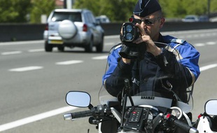 Un policier contrôle la vitesse des véhicules à Lyon en 2011.