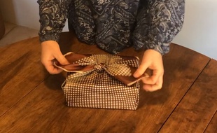 Illustration de la technique du furoshiki