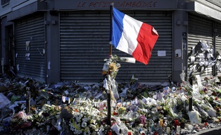 Un drapeau tricolore flotte devant le restaurant parisien Le Petit Cambodge, l'un des 6 lieux visés par les attaques terroristes du 13 novembre 2015, revendiquées par Daesh.