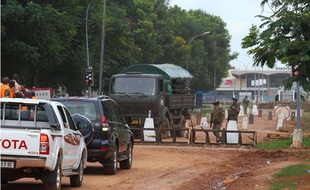 Des soldats français contrôlent l'entrée de l'aéroport de Bangui, en Centrafrique en août 2013.