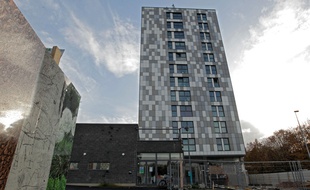 Une tour de logements du bailleur social LMH à Lille Sud.
