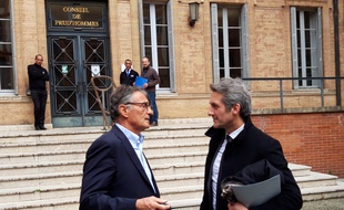 Guy Novès et son avocat Laurent Nougarolis le 8 avril 2019, devant le tribunal des prud'hommes de Toulouse.