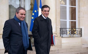 Xavier Bertrand (g) et Francois Fillon à leur sortie de l'Elysée, le 25 avril 2012 à Paris