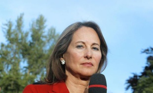 La présidente PS de la région Poitou-Charente Ségolène Royal a renoncé lundi à présider une session plénière du Conseil régional, prévue à 14h00, indiquant qu'elle préférait rester "auprès des Rochelais", après ce qu'elle a qualifié "d'épreuve", a-t-on appris auprès du Conseil régional.