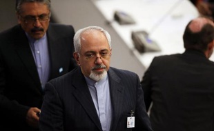 Le chef de la diplomatie iranienne s'est montré prudent lundi à Genève sur les chances d'avancer vers un accord sur le programme nucléaire controversé de Téhéran, voyant dans les négociations un test des "bonnes intentions" des Européens et Américains.