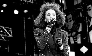 La chanteuse Whitney Houston, lors du Nelson Mandela 70th Birthday Tribute, concert au stade de Wembley à Londres, le 11 juin 1988.
