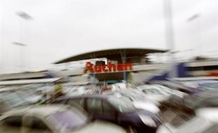 A quelques jours d'intervalle, Leclerc et Auchan ont lancé le "Drive", nouveau concept qui permet aux clients de faire les courses sur internet aux mêmes prix et promotions que dans leurs hypermarchés, à condition qu'ils les récupèrent eux-mêmes en voiture.