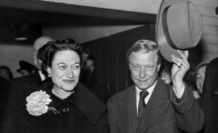 Edouard, duc de Windsor, et son épouse, la duchesse Wallis de Windsor, à Paris le 13 novembre 1956