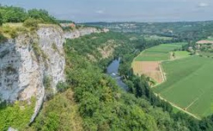 Le saut de la Mounine, dans l'Aveyron, surplombe la rivière Lot.