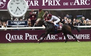 La jument française Trêve, montée par Thierry Jarnet, réalise un doublé historique dans le 93e Prix de l'Arc de Triomphe le 5 octobre à Longchamp