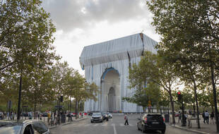 L'Arc de Triomphe empaqueté dans 25 000 mètres carrés de tissu recyclable argent bleuté
