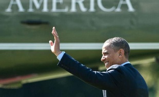 Barack Obama a publié vendredi sa déclaration de revenus qui fait état de 800.000 dollars de revenus en 2011, une révélation qu'il compte utiliser à des fins électorales contre son adversaire dans la course à la Maison Blanche, Mitt Romney, plus frileux sur la question.