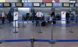 Des passagers attendent au comptoir d'enregistrement le 8 avril 2015 à l'aéroport de Nice, alors que des centaines de vols sont annulés du fait de la grève des aiguilleurs du ciel