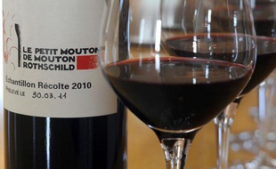 FRANCE, Pauillac Une bouteille de "Le Petit Mouton de Mouton Rothschild", à Pauillac, le 1er avril 2011.