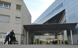 Le CHU de Lille où sont hospitalisés plusieurs enfants intoxiqués par des steaks hachés contaminés, le 17 juin 2011.