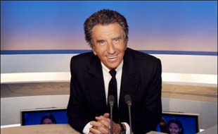 Jack Lang, qui jeudi soir réservait encore sa réponse à l'offre de Nicolas Sarkozy de participer à une commission, a lancé un nouveau pavé dans la mare en réclamant la démission "collective" de la direction du PS, qui parle du geste d'un homme "isolé".