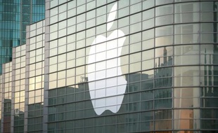 Le groupe informatique américain Apple a battu lundi le record de la plus grande capitalisation boursière de tous les temps, détrônant son compatriote Microsoft qui détenait ce titre depuis 1999.