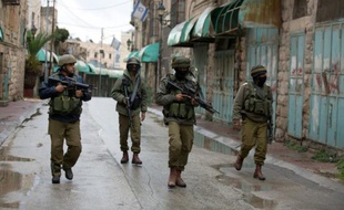Des soldats israéliens patrouillent près de Beit Hadassah à Hébron le 29 octobre 2015