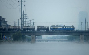 Un train de marchandises à Pékin, le 13 août 2014