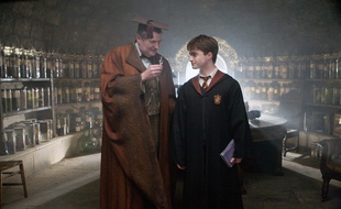Jim Broadbent et Daniel Radcliffe dans Harry Potter et le Prince de sang-mêlé.