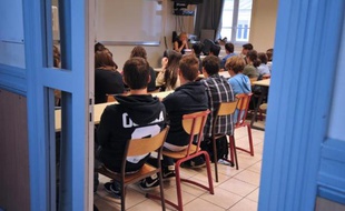 Des élèves le jour de la rentrée scolaire le 4 septembre 2012 à Nantes