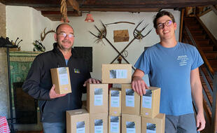 Daniel Ziegler et son fils Antoine, vignerons à Hunawihr, se sont lancés dans la commercialisation de vin d'Alsace en bag-in-box.