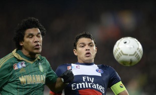Le défenseur du PSG Thiago Silva contre l'attaquant de Saint-Etienne Brandao, le 18 décembre 2013, au Parc des Princes.