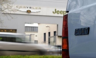 Fiat compte fusionner à terme avec son partenaire américain Chrysler après avoir introduit en Bourse une part du constructeur de bolides Ferrari, écrivent lundi des analystes après une rencontre avec le patron du groupe italien.
