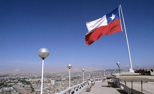 Un drapeau du Chili, sur la colline El Morro de Arica.
