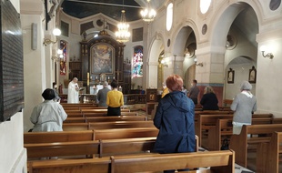 Une vingtaine de fidèles a assisté à la messe tenue ce 24 mai à l'église Saint Jean-Baptiste d'Esbly (Seine-et-Marne), suite à l'autorisation administrative