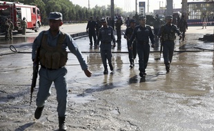 Les policiers afghans inspectent le lieu de l'attentat suicide ce lundi 20 juin 2016.
