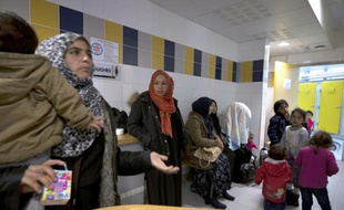Des familles de migrants ont été conduits dans des bains-douches municipaux dans le XVIIIème arrondissement, après l'évaluation de leur campement près de la porte de Saint-Ouen, le 1er octobre 2015