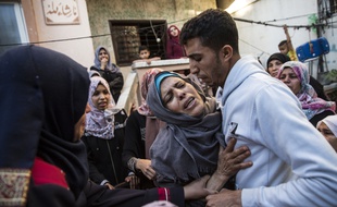 Rassemblement autour de la mère d'un jeune palestinien de 19 ans, mort sous les balles, le 14 mai.
